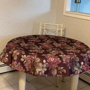 TABLECLOTH-Like New- ROUND-58” D.